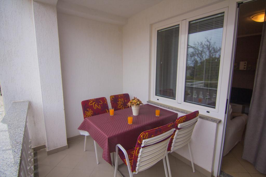 Apartments Dario Кърк Екстериор снимка
